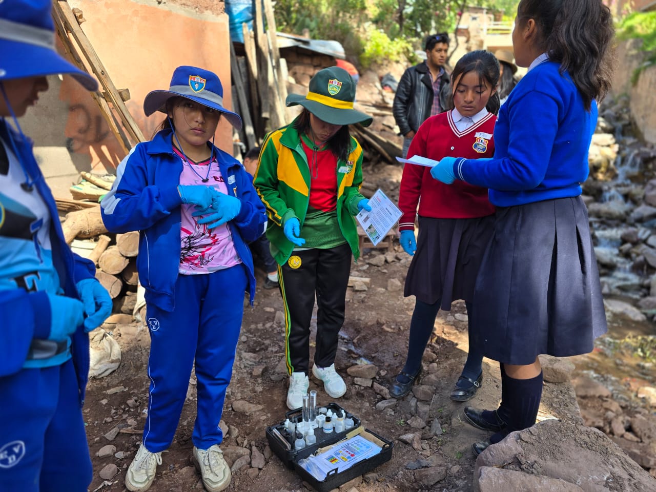 Jóvenes de Cotabambas participan en un taller de capacitación en vigilancia y monitoreo ambiental del agua, fortaleciendo sus capacidades para proteger sus recursos hídricos mediante el uso de herramientas científicas y promoviendo su participación activa en la defensa del medio ambiente.